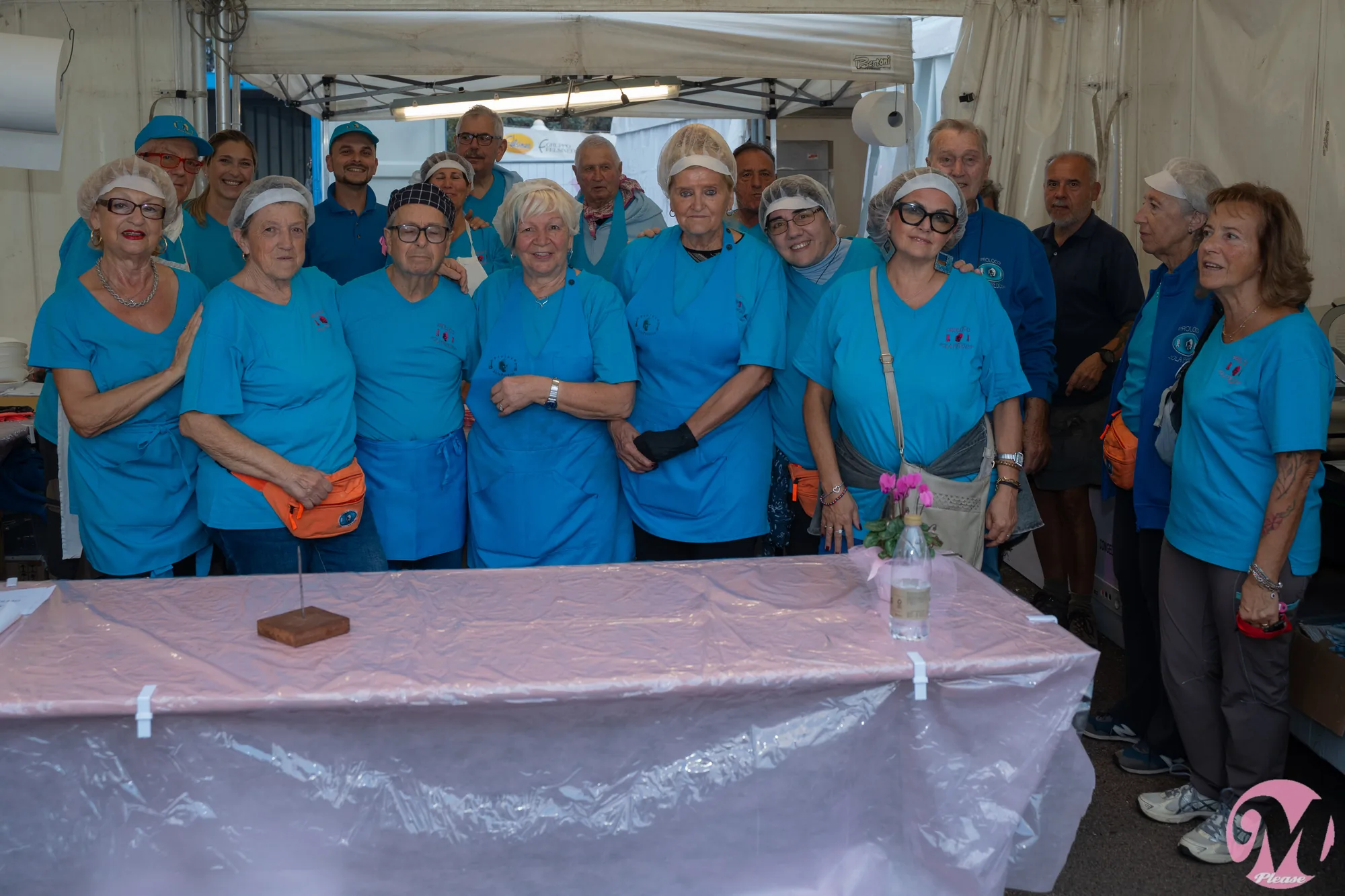 I volontari della Pro Loco di Zola Predosa in maglietta azzurra dietro il banco dello stand di Mortadella Please