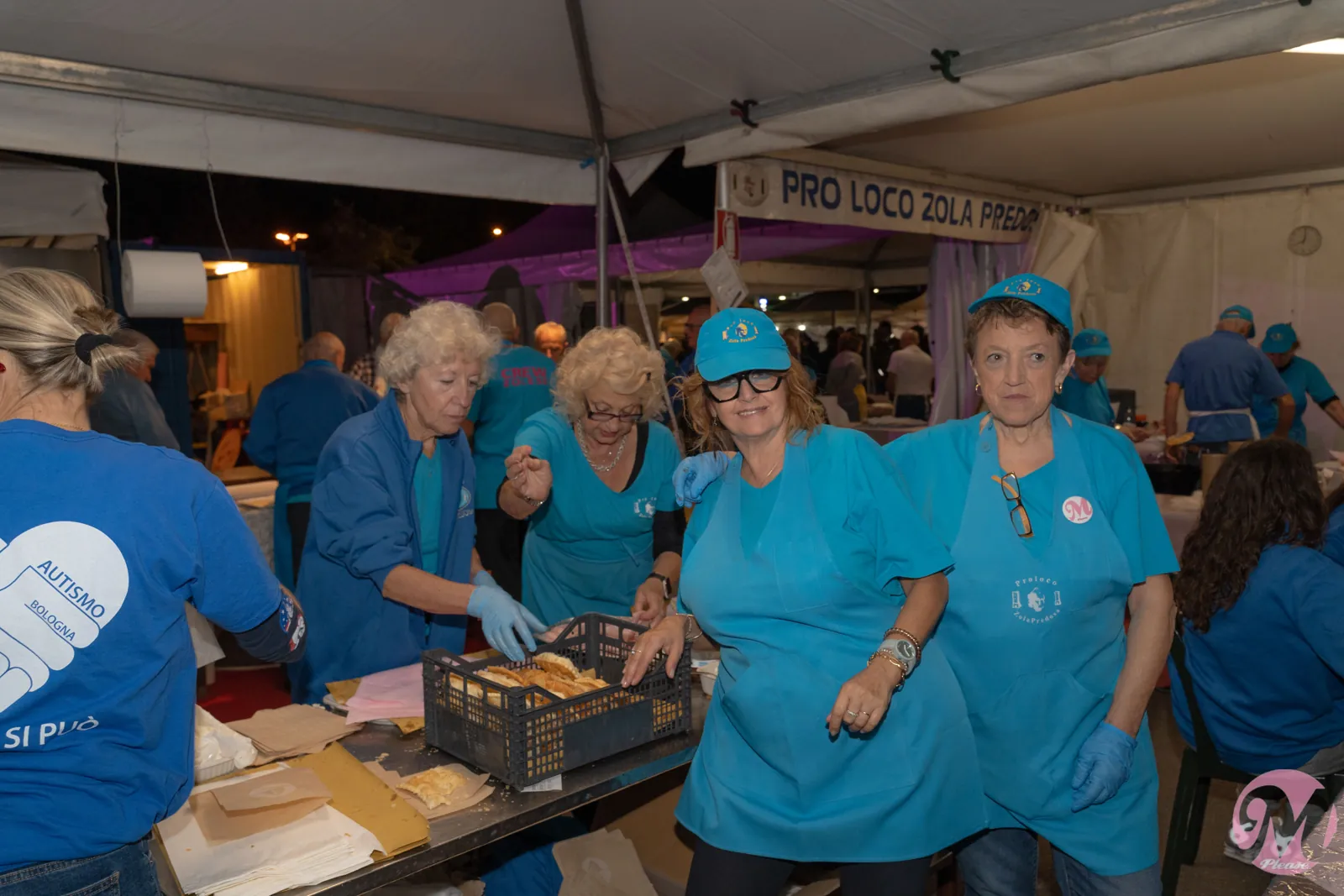Volontarie della Pro Loco in maglia azzurra a Mortadella, please 2025